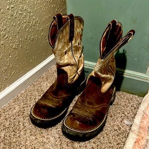 Ariat Ropers western boots size 8.5B US . Worn about four times.